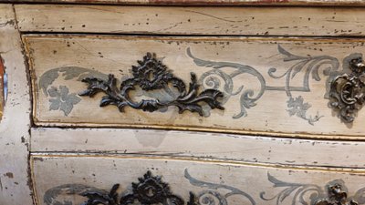 Kommode aus der Zeit Ludwigs XV. mit Patina