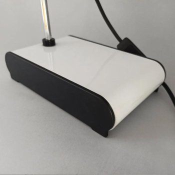 1970 Superbe conception originale de lampe de table blanche vintage par Veneta Lumi. Fabriqué en Italie
