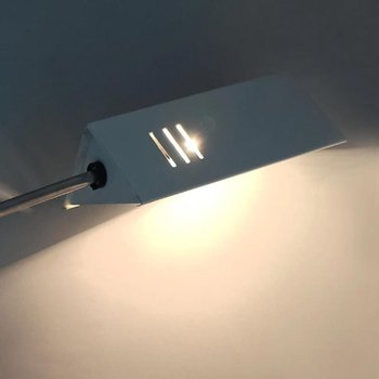1970 Superbe conception originale de lampe de table blanche vintage par Veneta Lumi. Fabriqué en Italie