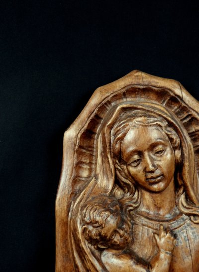 Scultura da parete Vergine con Bambino in legno di quercia, stile Art Déco, anni '80