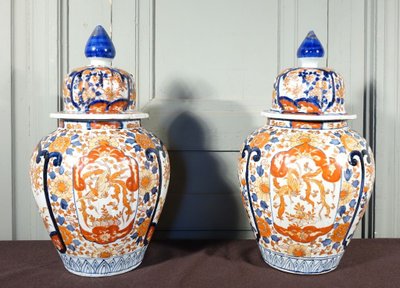 Coppia di vasi con coperchio in porcellana Imari
