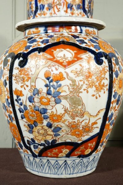 Coppia di vasi con coperchio in porcellana Imari