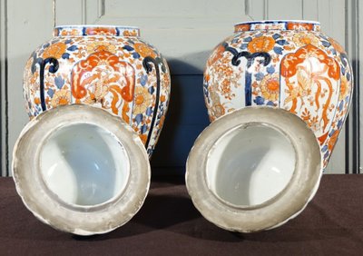Coppia di vasi con coperchio in porcellana Imari