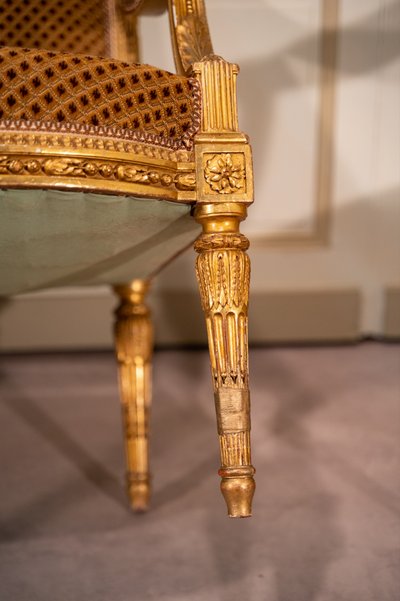Paire de fauteuils en bois doré de style Louis XVI
