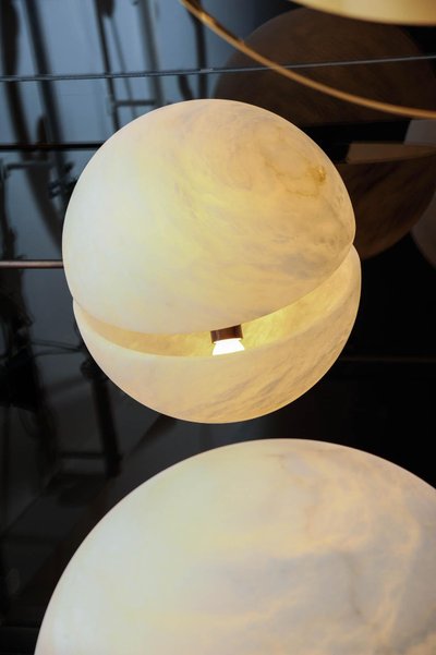 Ensemble de trois suspensions en laiton et en albâtre en forme de demi-sphères par Glustin Luminaires