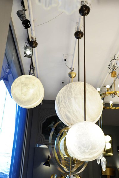 Ensemble de trois suspensions en laiton et en albâtre en forme de demi-sphères par Glustin Luminaires