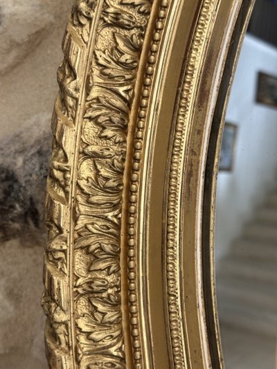 Glace ovale dorée de style Louis XVI