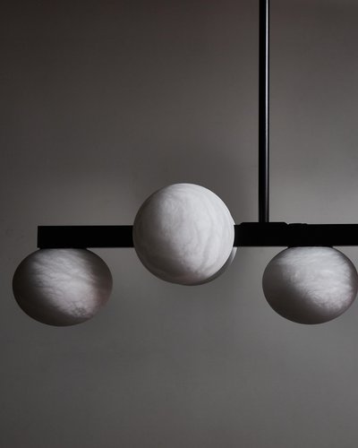 Länglicher Kronleuchter aus Messing und Alabaster von Glustin Luminaires