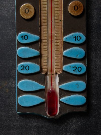 Thermomètre en céramique de Mithé Espelte avec motif de fleur