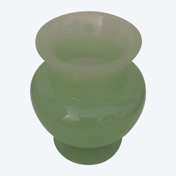 Kleine Baccarat-Vase aus Opalglas