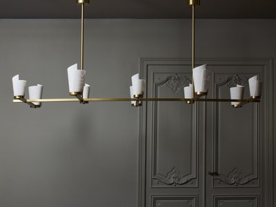 Laiton satiné et abat-jour en spirale d'albâtre Lustre à dix bras de lumière