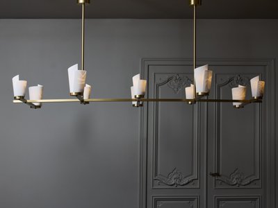 Laiton satiné et abat-jour en spirale d'albâtre Lustre à dix bras de lumière