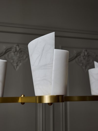 Laiton satiné et abat-jour en spirale d'albâtre Lustre à dix bras de lumière