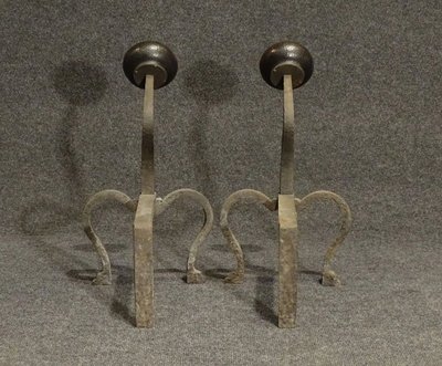 Coppia di alari LIBERTY in ferro battuto con sfere in bronzo martellato, circa 1900/1930