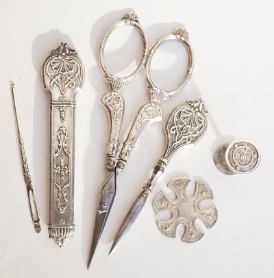 Coffret nécessaire De Couture Ancien fin XIXe début XXe En Argent Massif ciseaux dé à coudre