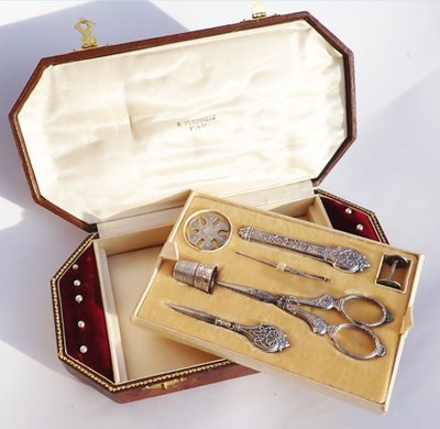 Coffret nécessaire De Couture Ancien fin XIXe début XXe En Argent Massif ciseaux dé à coudre