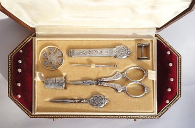 Coffret nécessaire De Couture Ancien fin XIXe début XXe En Argent Massif ciseaux dé à coudre