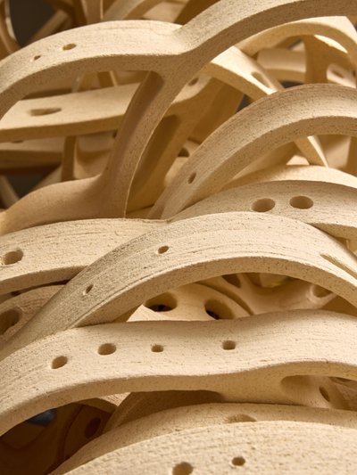 Vertical chandelier Mouvement by Olivia Cognet