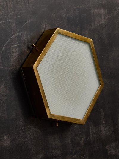 Paire d'appliques murales hexagonales en laiton et verre dépoli