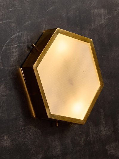 Paire d'appliques murales hexagonales en laiton et verre dépoli