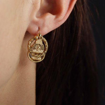 Boucles d’oreilles anciennes dormeuses en jaune ciselé