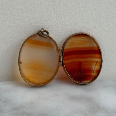 Pendentif en agate de forme ovale fin XIXe