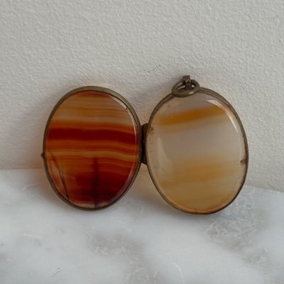 Pendentif en agate de forme ovale fin XIXe