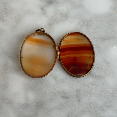 Pendentif en agate de forme ovale fin XIXe