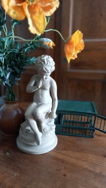 Scultura chiamata "Amore minaccioso" in biscotto di porcellana del XIX secolo