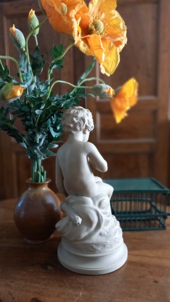 Scultura chiamata "Amore minaccioso" in biscotto di porcellana del XIX secolo