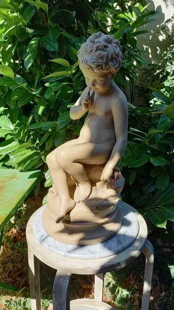 Scultura chiamata "Amore minaccioso" in biscotto di porcellana del XIX secolo