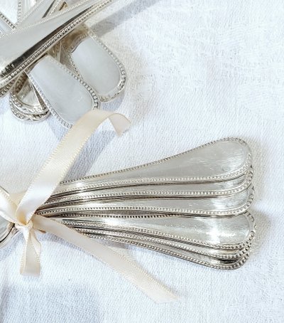 12 Dessertlöffel aus versilbertem Metall, Modell "Perle".