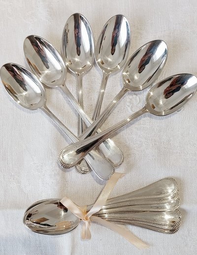 12 Dessertlöffel aus versilbertem Metall, Modell "Perle".