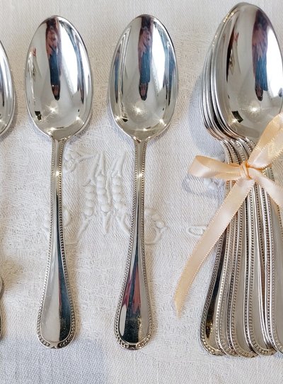 12 Dessertlöffel aus versilbertem Metall, Modell "Perle".