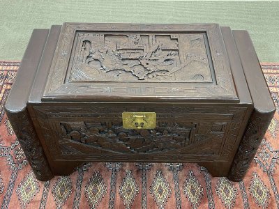 Cassapanca asiatica in teak e canfora XX secolo