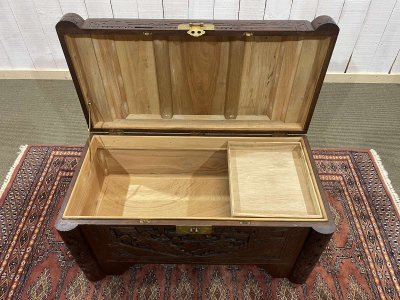 Cassapanca asiatica in teak e canfora XX secolo