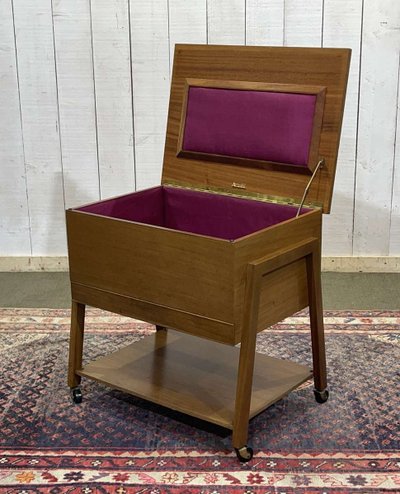 Cassettone da cucito inglese in mogano degli anni '70