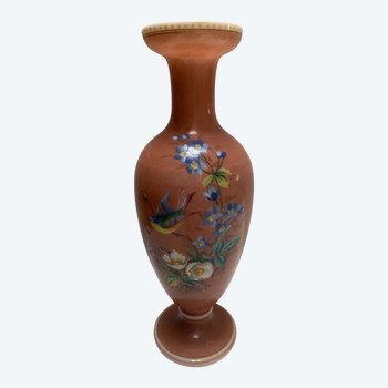 VASE OPALINE-KRISTALL EMAILLIERT