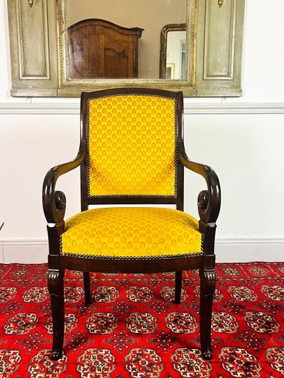 Fauteuil en bois sculpté avec velours jaune - Epoque Restauration - France