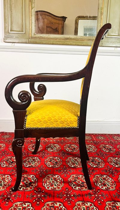 Fauteuil en bois sculpté avec velours jaune - Epoque Restauration - France