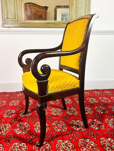 Fauteuil en bois sculpté avec velours jaune - Epoque Restauration - France