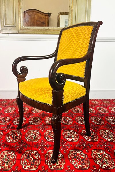 Fauteuil en bois sculpté avec velours jaune - Epoque Restauration - France