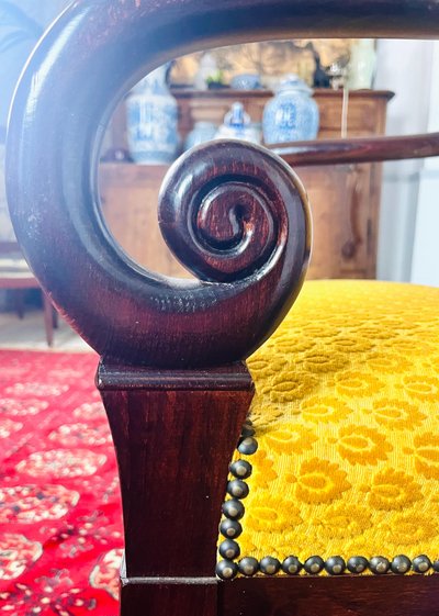 Fauteuil en bois sculpté avec velours jaune - Epoque Restauration - France