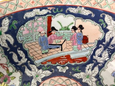 Grand bol en porcelaine émaillée- scène de palais - Chine -  Dynastie Qing- XIXeme siècle