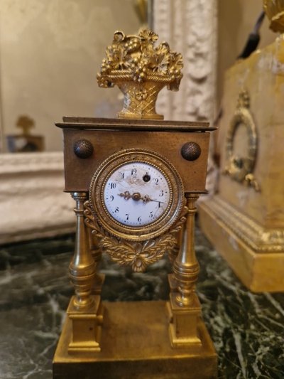 Bronze-Uhr mit Hahnwerk 18. Jh. S