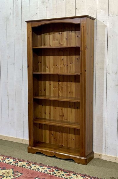 Modernes Bücherregal aus Tannenholz