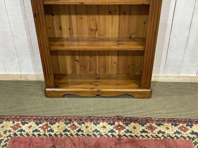 Modernes Bücherregal aus Tannenholz