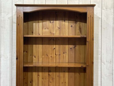 Modernes Bücherregal aus Tannenholz