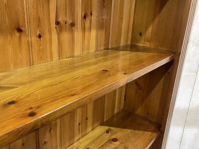 Modernes Bücherregal aus Tannenholz