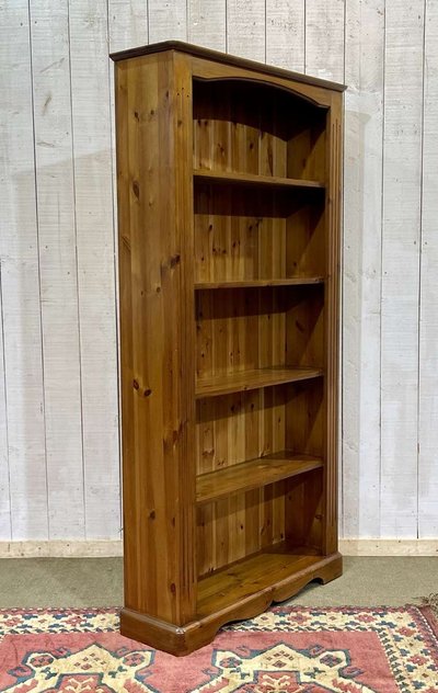 Modernes Bücherregal aus Tannenholz